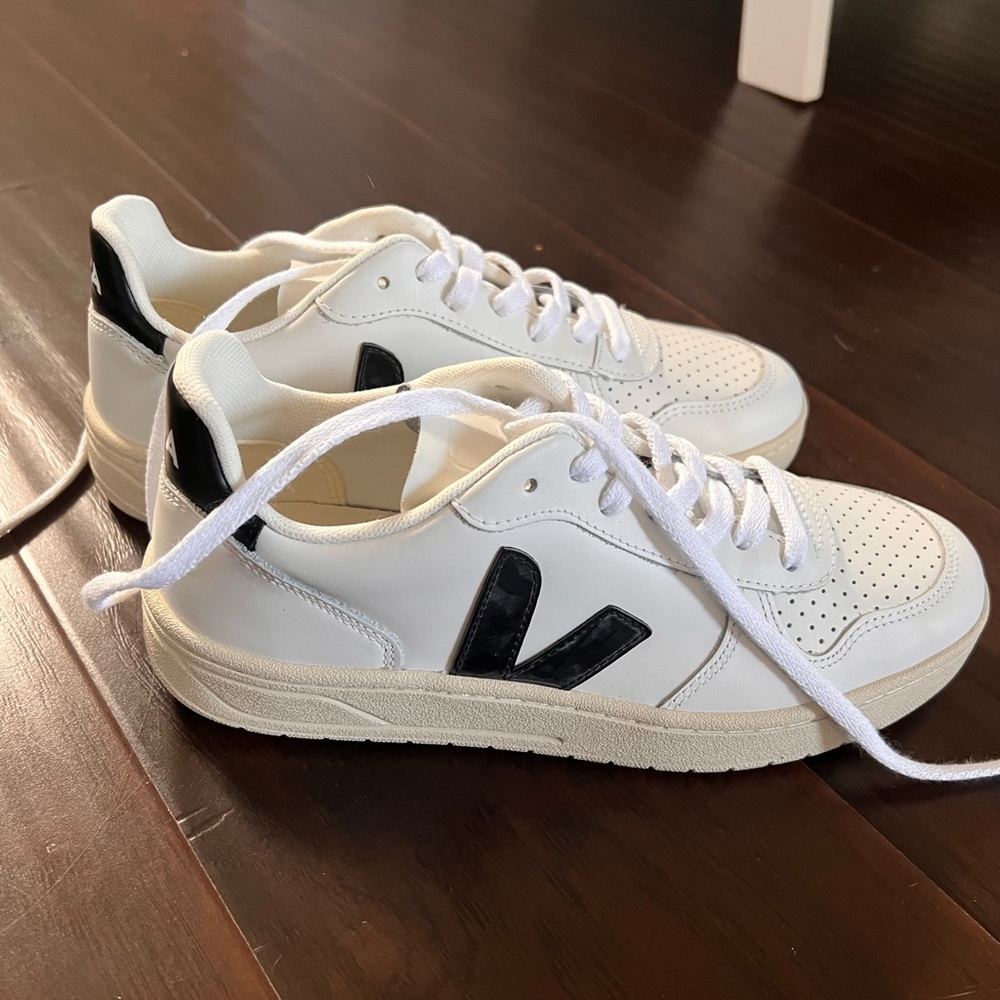Veja V-10 Sneakers BRAND NEW